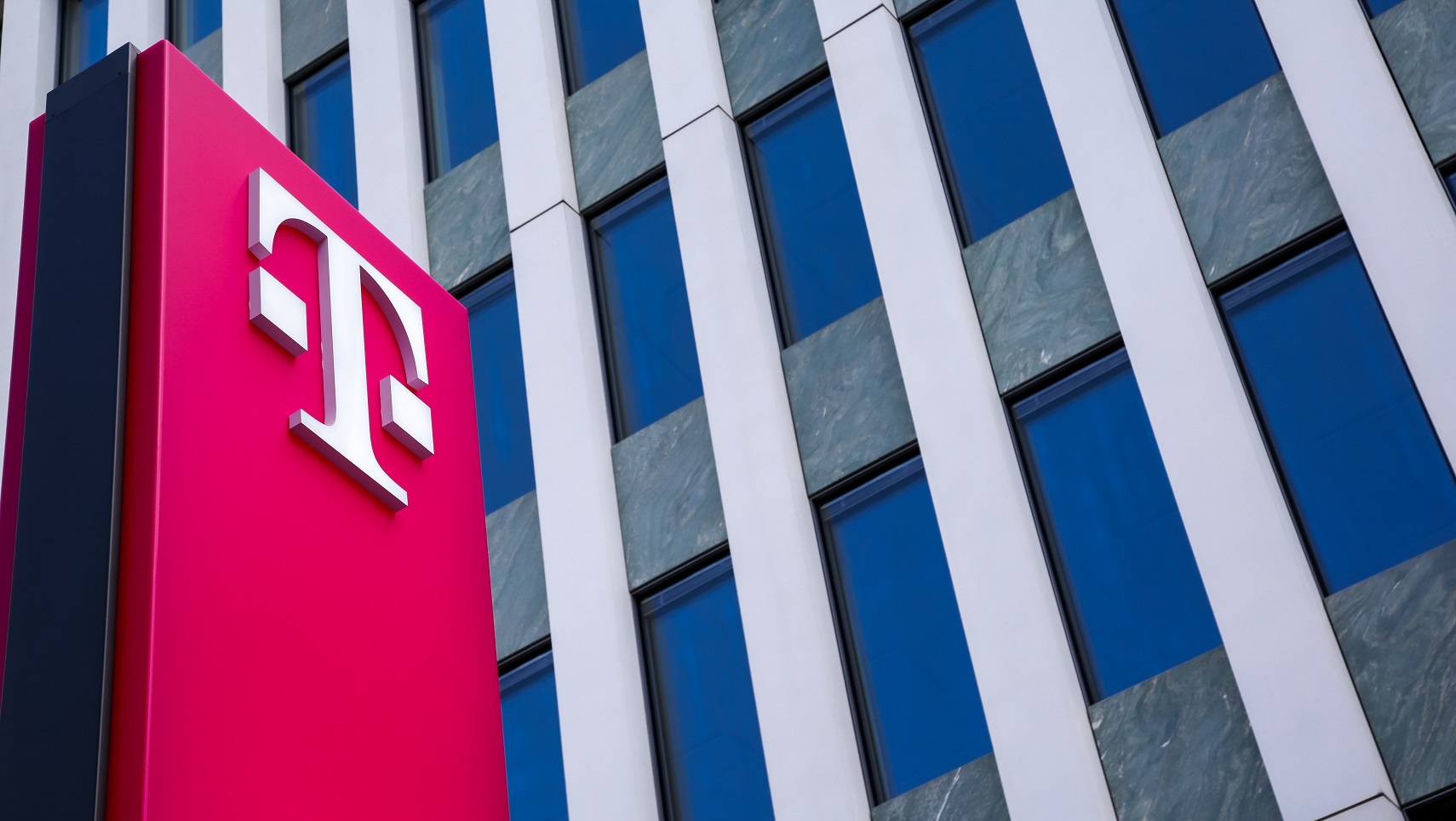 Job-urile angajaților de la Telekom sunt în pericol